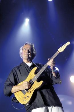 John McLaughlin © Francis Vernhet